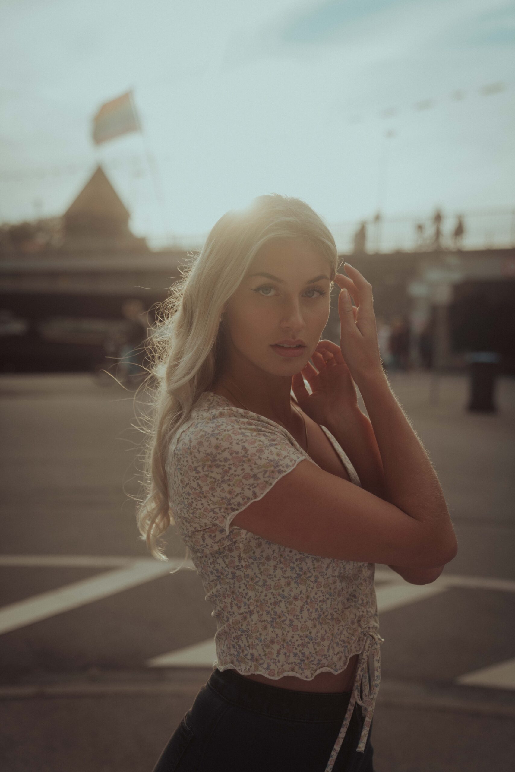 vintage portraits frau im sonnenlicht posiert auf einem staedtischen platz